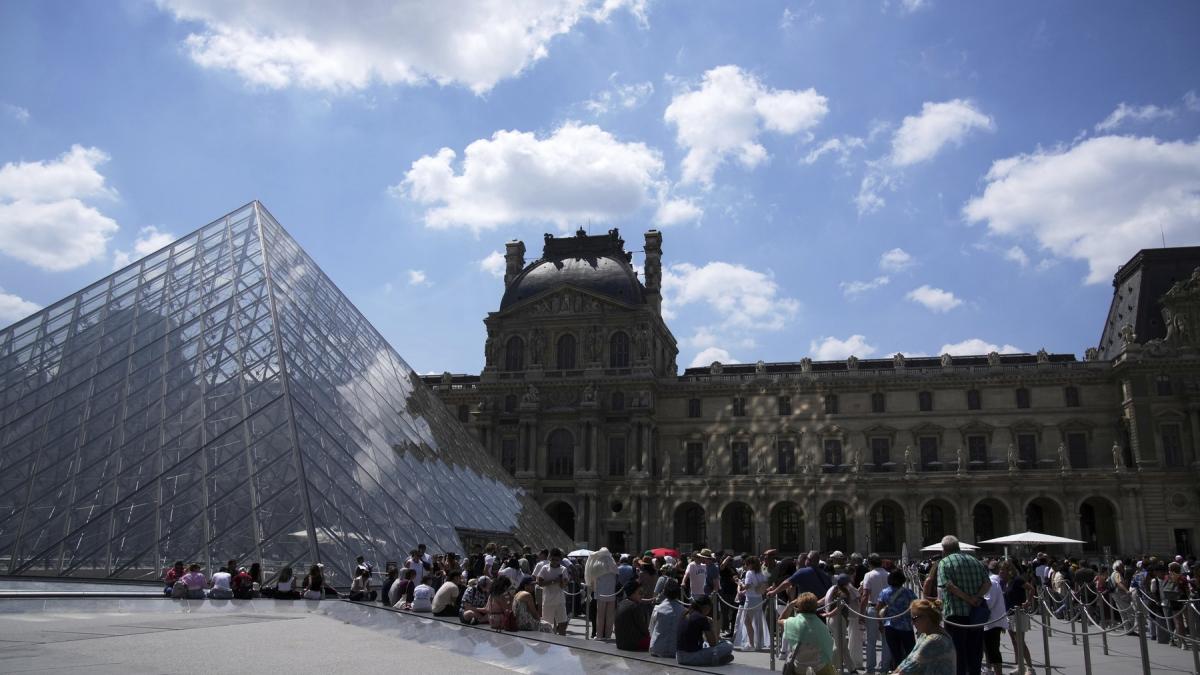 muzeul luvru s a redeschis dupa trei zile de la furtul de bijuterii in valoare de 88 de milioane de euro galeria apollo ramane inchisa