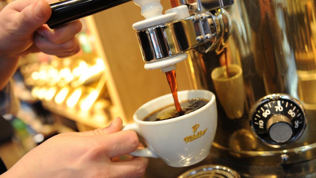 o femeie a fost amendata cu 150 de lire pentru ca si a turnat restul de cafea intr un canal de scurgere in vestul londrei