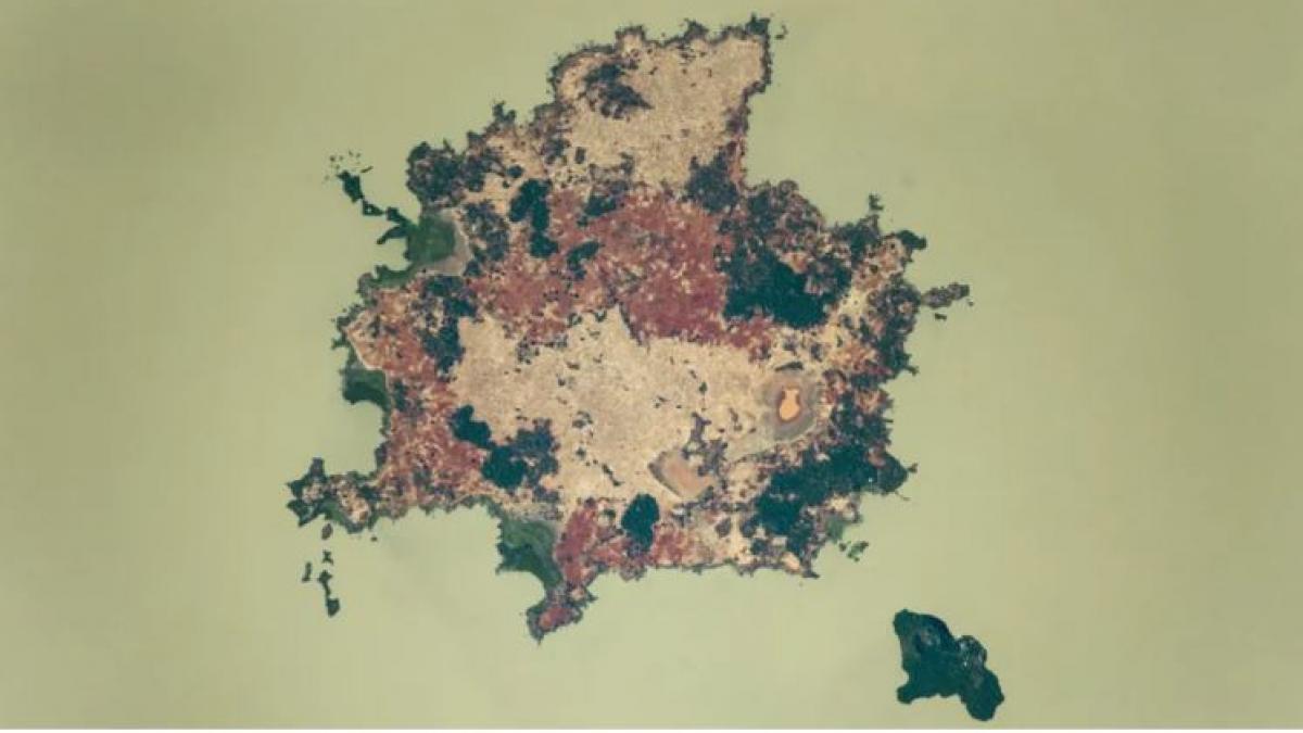 o pereche de insule sfinte dintr un lac african de un verde straniu adapostesc relicve vechi de secole si imparati mumificati