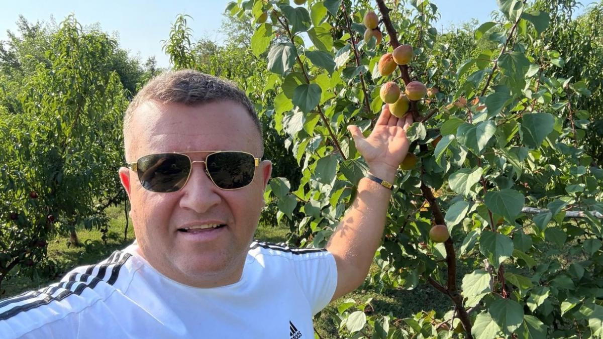 primarul care se trimite singur in concediu fara plata ca sa poata plati datoriile primariei la anaf