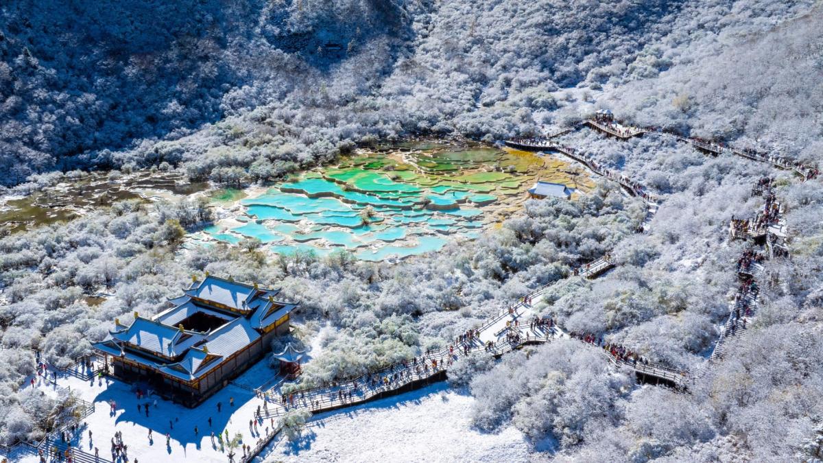 celebrele bazine de travertin din huanglong unice in lume au capatat culori inedite dupa ce a nins cum arata acum dragonul galben