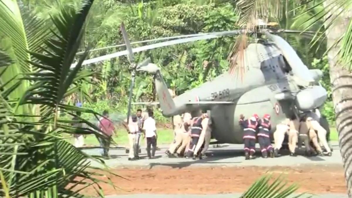 elicopterul cu presedinta indiei la bord si a prins rotile in betonul proaspat turnat imagini virale cu politisti care imping aparatul