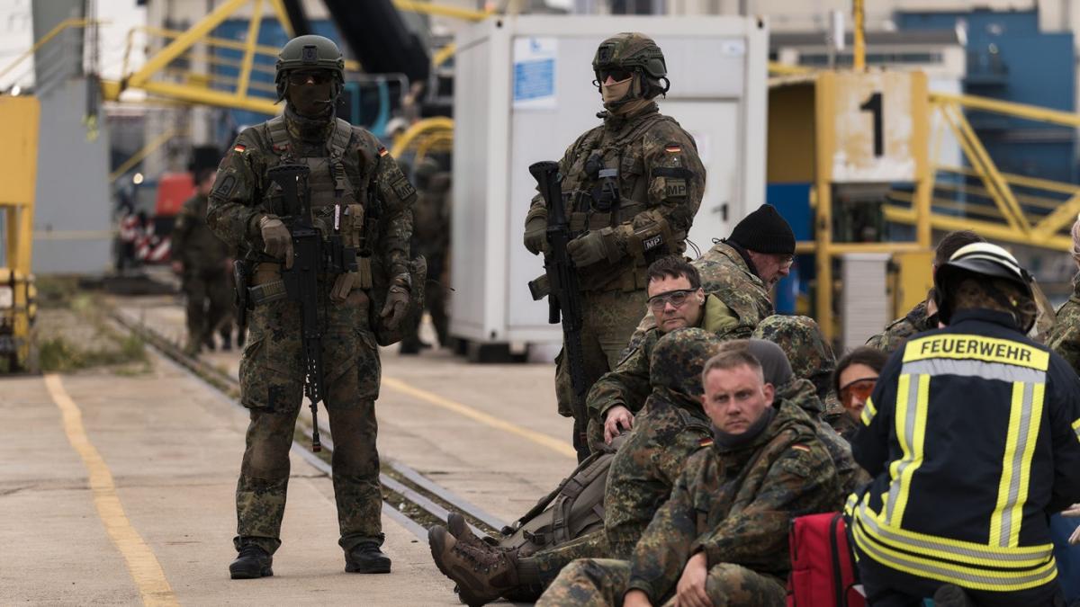 intamplare bizara in germania politia a tras in armata dupa ce a fost chemata de locuitorii unui oras soldatii simulau o invazie