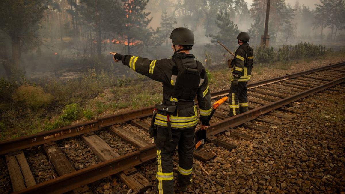 noua strategie a lui putin in ucraina rusii provoaca incendii de padure si ii ataca apoi pe pompierii ucraineni cu drone kamikaze