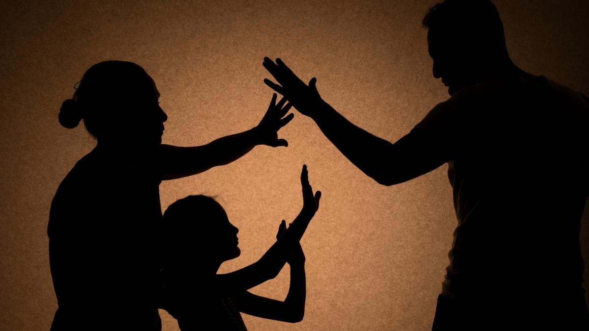 roman condamant in italia la 9 ani de inchisoare dupa ce s a aflat ce le facea sotiei si copiilor