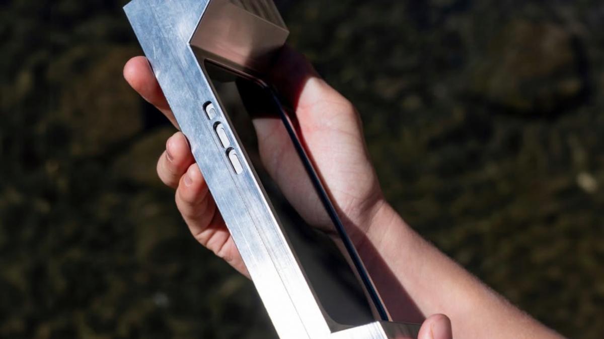 s a lansat carcasa care vindeca dependentii de telefon pentru ca e prea grea ca sa poata fi tinuta in mana mult timp cum arata husa