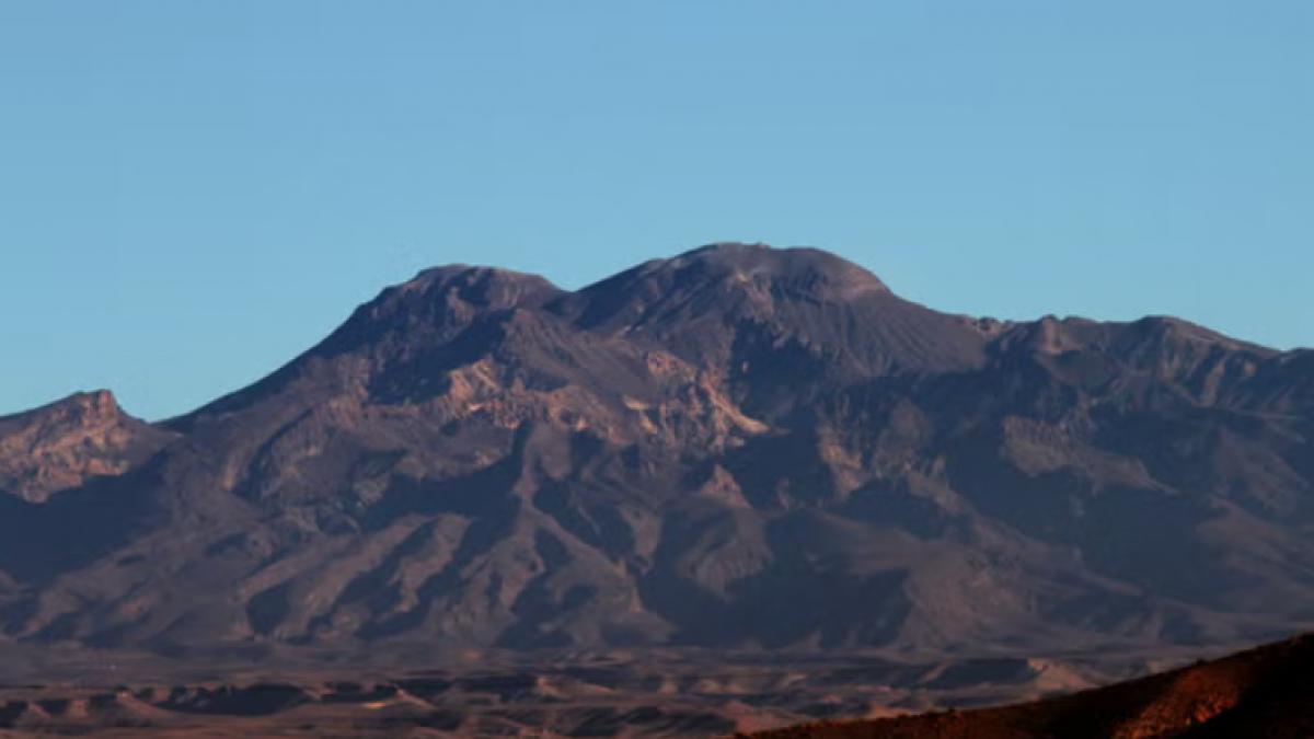 un vulcan urias care doarme de 700 000 de ani s a trezit la viata si asta starneste ingrijorare este un semnal de alarma