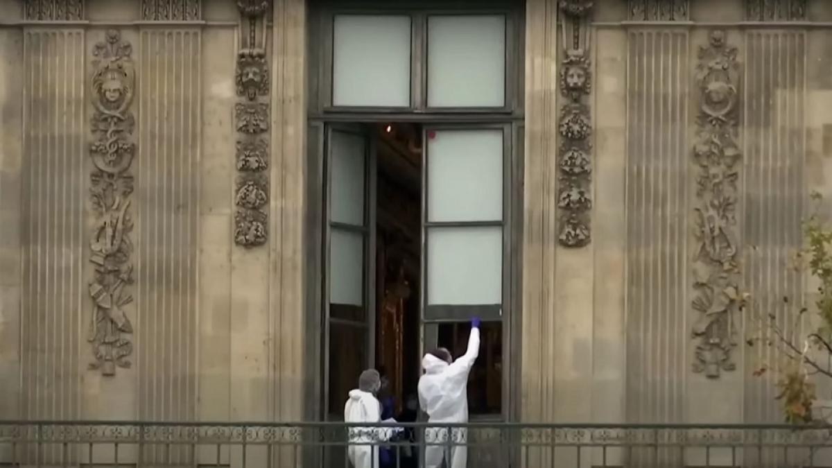 anchetatorii francezi au prelevat peste 150 de probe adn si biologice in cazul jafului de la luvru
