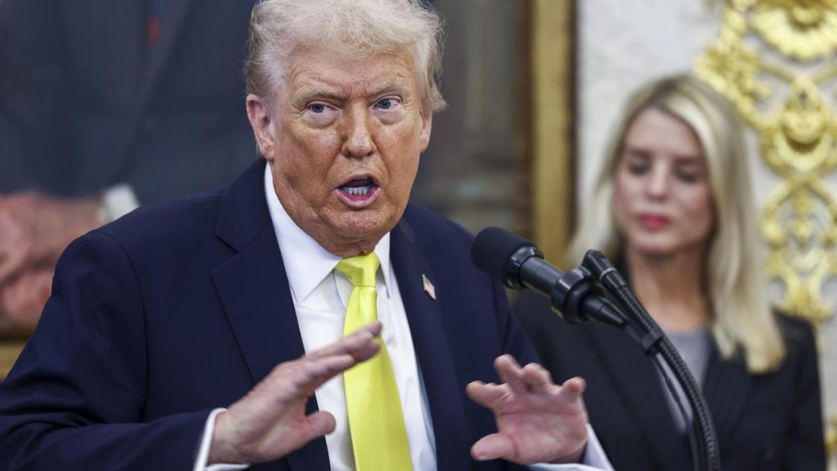 donald trump enervat de intrebarea unei jurnaliste nu inteleg niciun cuvant din ce spune dar are accent frumos