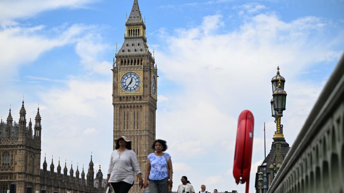 schimbarea orei este singura care opreste marele orologiu big ben din londra cum arata operatiunea plasam acele la miezul noptii