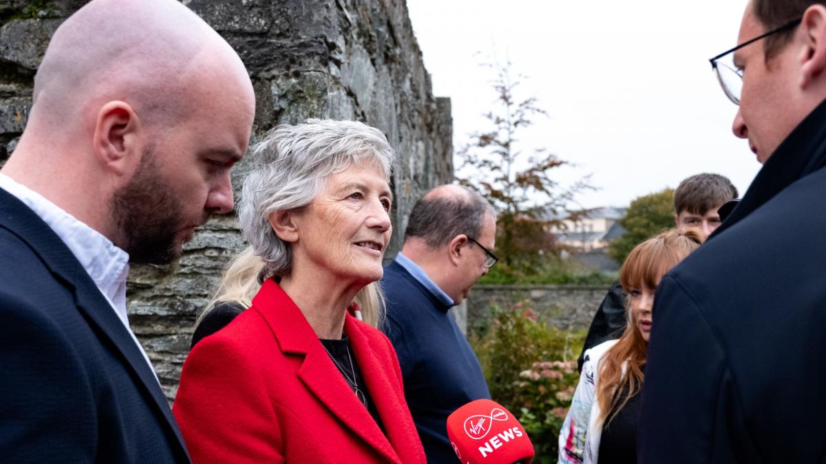 cine este catherine connolly femeia care a castigat alegerile prezidentiale in irlanda rivala ei si a recunoscut infrangerea