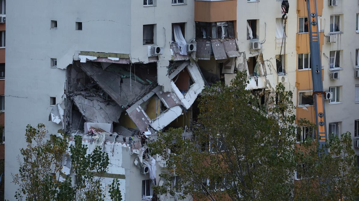 noi scurgeri de gaz in zona blocului explodat din rahova trebuia repornita alimentarea dar a fost pus din nou sigiliu