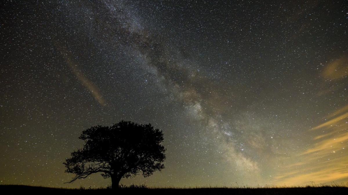 o stralucire misterioasa vine din centrul galaxiei noastre unul dintre cele mai mari mistere pe cale sa fie dezvaluit