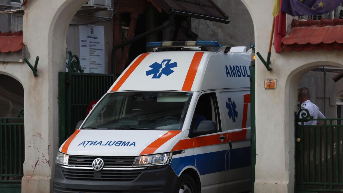 pacientul scapat de pe targa a intrat in coma barbatul de 85 de ani ar fi tatal managerului spitalului la care lucreaza ambulantierul