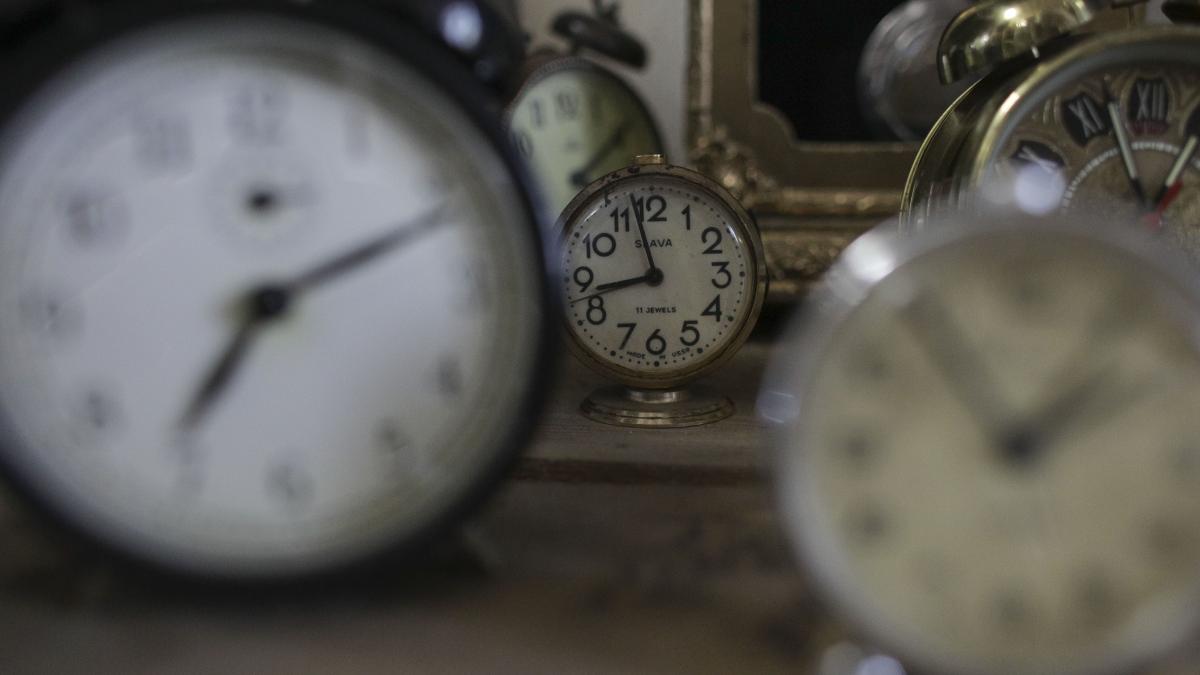 timpul legal roman romanii vor dormi cu o ora in plus in aceasta noapte odata cu trecerea la ora de iarna