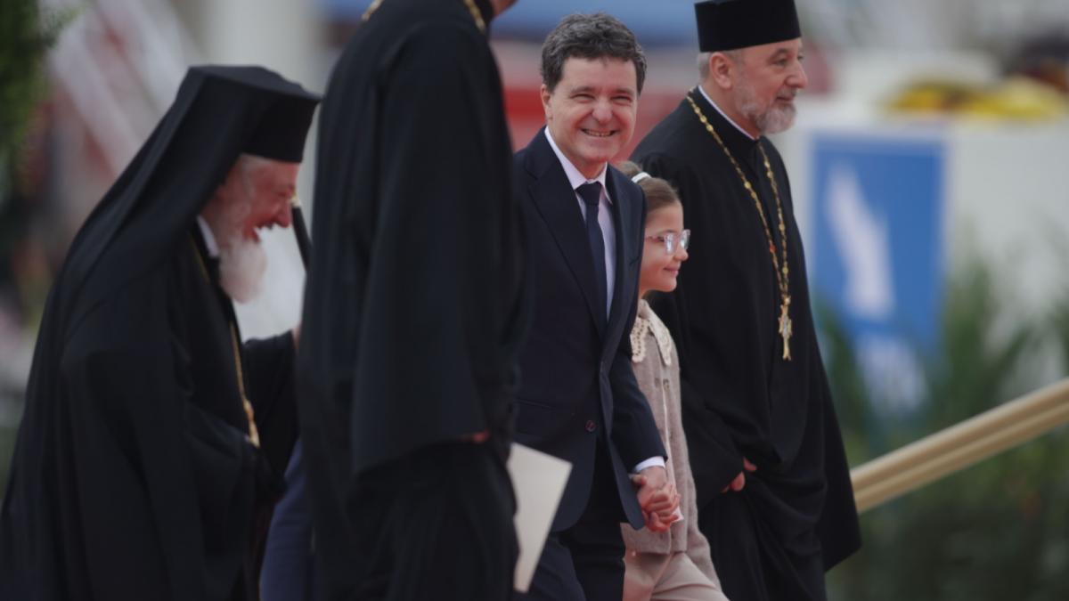 ce nu s a vazut la televizor la sfintirea catedralei nationale imagini inedite