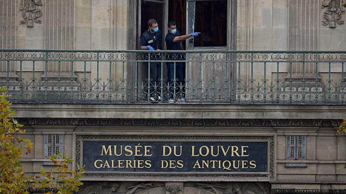 presa franceza doi oameni au fost arestati pentru furtul de bijuterii de la muzeul luvru