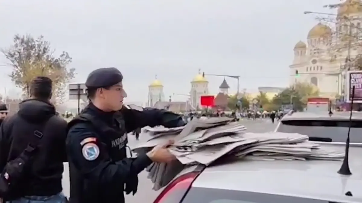 un barbat a fost retinut pentru ca impartea ziare pro fasciste langa catedrala ce mihai viteazul era fascist ca el e in ziar