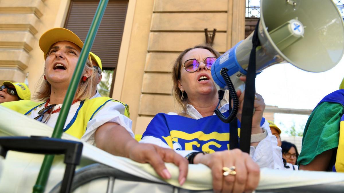 anul viitor se va iesi masiv la pensie va fi deficit urias profesorii ameninta cu greva generala cand va fi mai greu pentru elevi