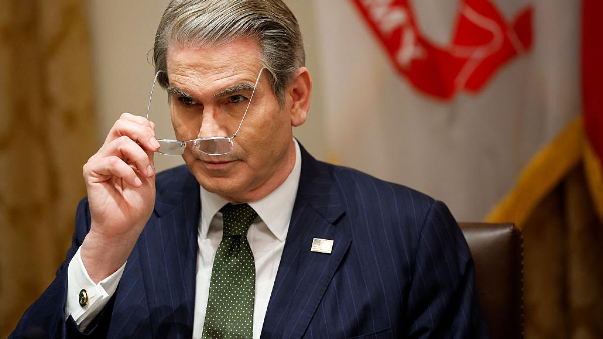 bessent l a numit pe emisarul lui putin drept un propagandist rus apoi a descris economia rusiei cresterea este practic zero