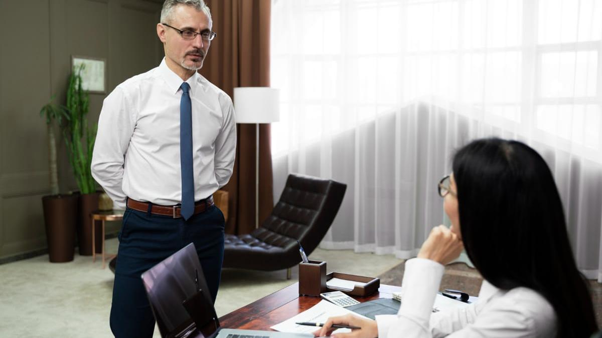 barbat care vorbeste cu o femeie