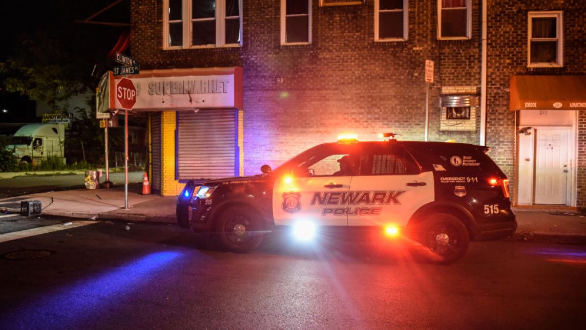 in loc sa cerceteze un incident armat un politist din new jersey s a dus sa scoata bani de la bancomat si apoi sa manance pizza