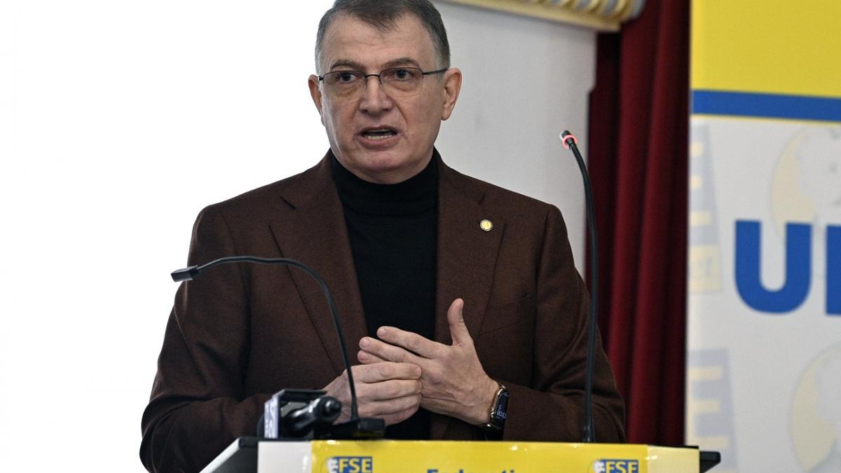 poza in care apare Marius Ovidiu Nistor, preşedintele Federatiei Sindicatelor din Educaţie 