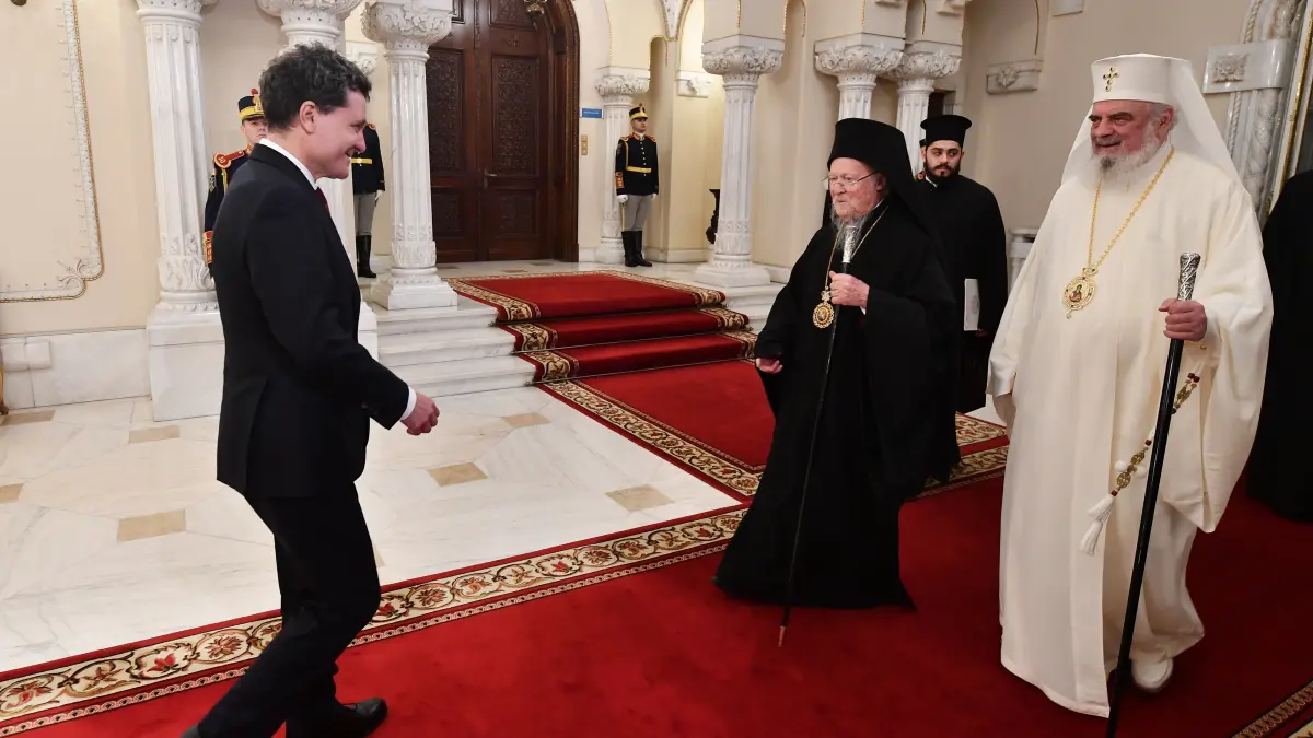 nicusor dan i a decorat pe preafericitul daniel si pe patriarhul bartolomeu i statul roman ramane un partener loial al bisericii