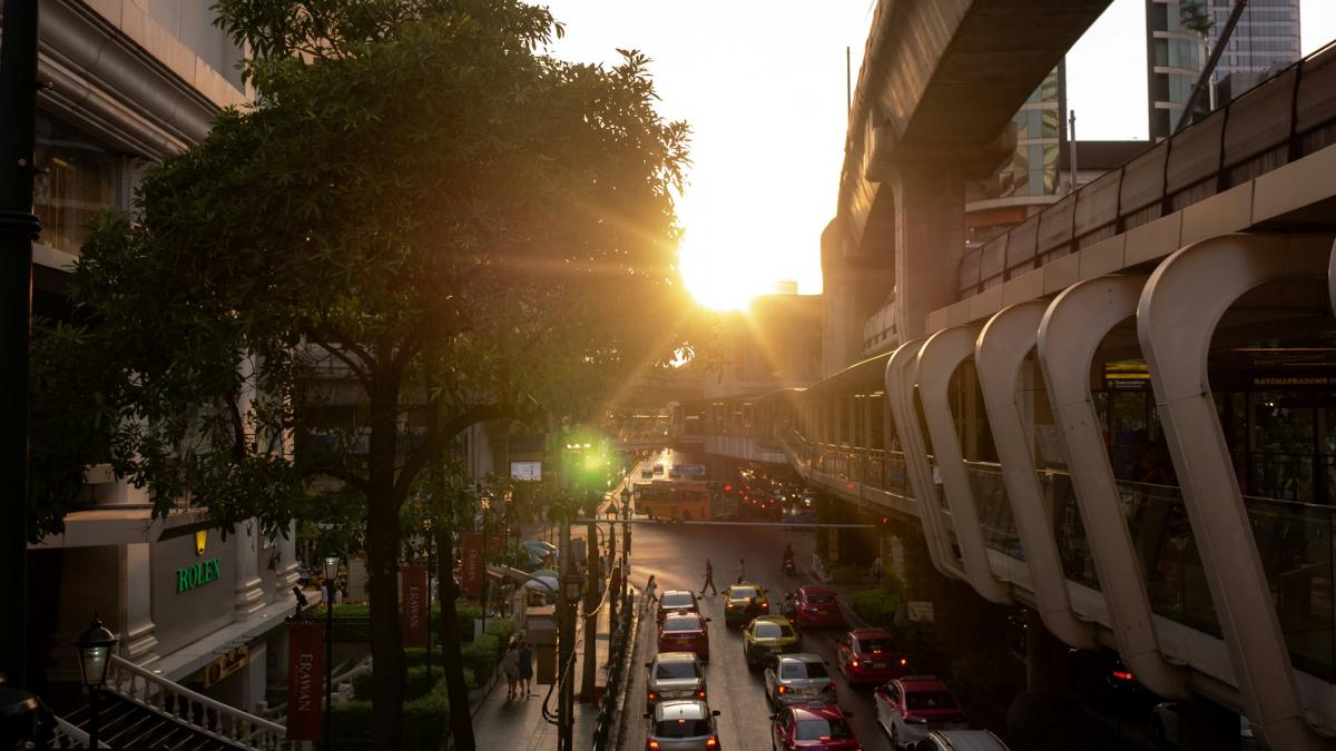 scurt ghid pentru soferul urban cum eviti zgarieturile la parcare si cosmarul bateriei moarte