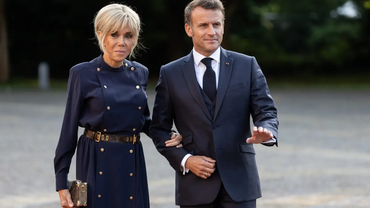 zece persoane sunt judecate pentru ca au spus pe internet ca brigitte macron e de fapt barbat ce pedepse risca