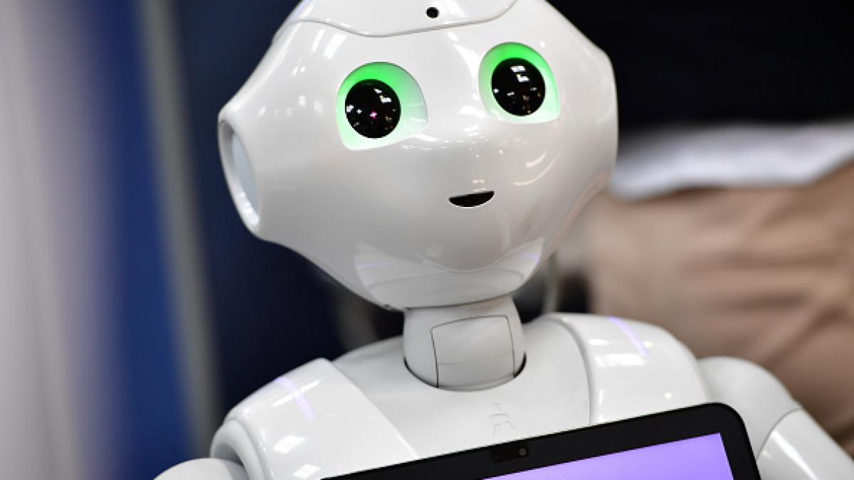 Acești roboți fac curățenie în locul tău, pot face sport cu tine și chiar te pot îngriji la bătrânețe. Ai avea încredere în ei?