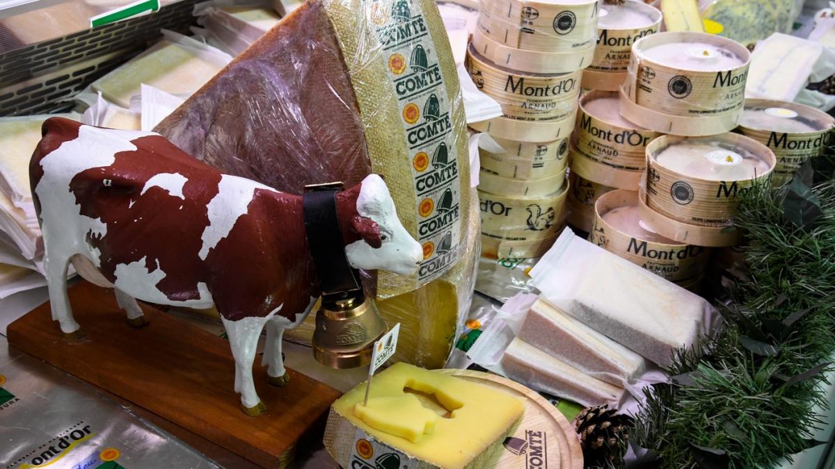 britanicii care ascund in bagaje branza si salam din ue risca amenzi de mii de lire