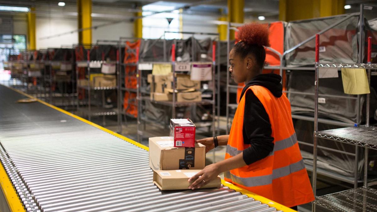 concedieri in masa la amazon 14 000 de angajati raman fara locul de munca compania anunta ca reducerile de personal nu se opresc aici