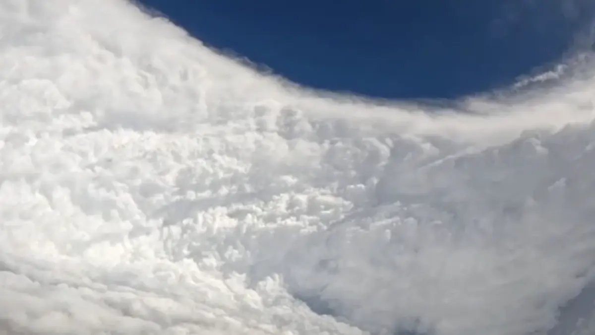 uluitor si inspaimantator in acelasi timp imagini incredibile filmate de fortele aeriene sua chiar in centrul uraganului melissa