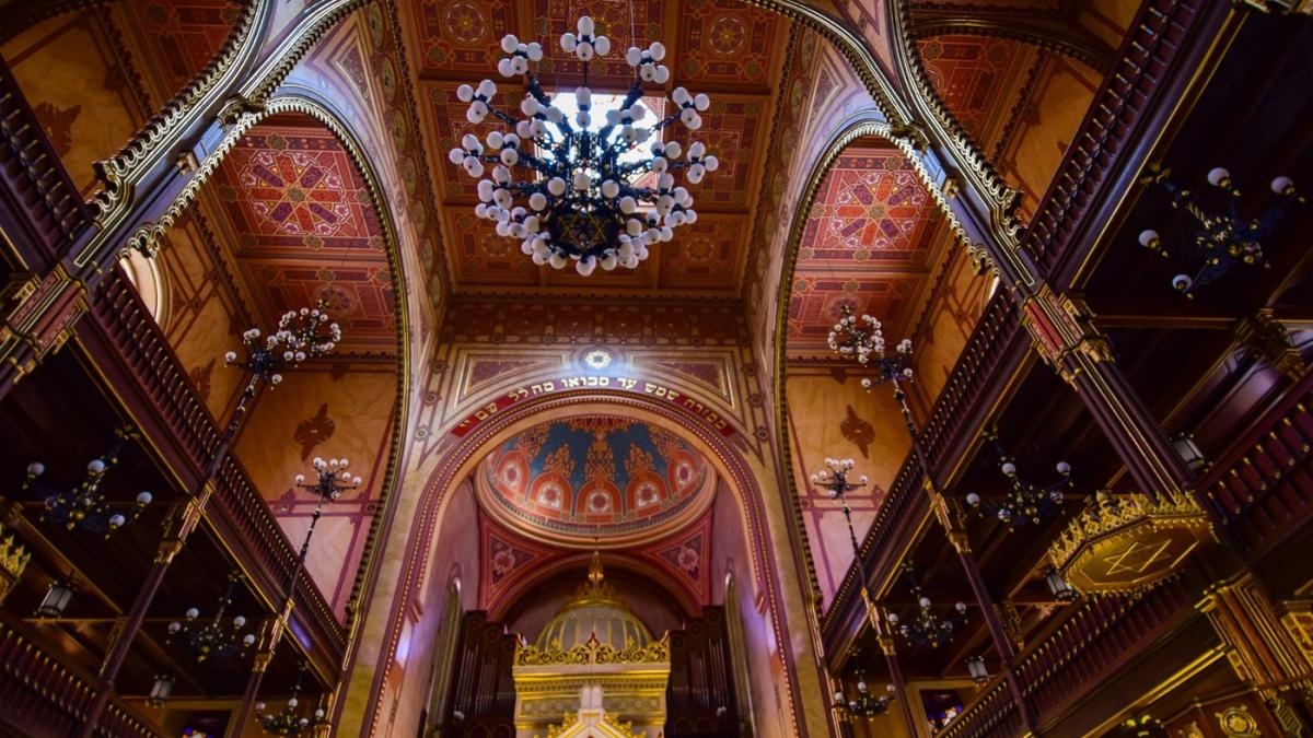 un artefacat misterios vechi de sute de ani a fost gasit dupa ce a fost furat din romania si inlocuit cu o replica