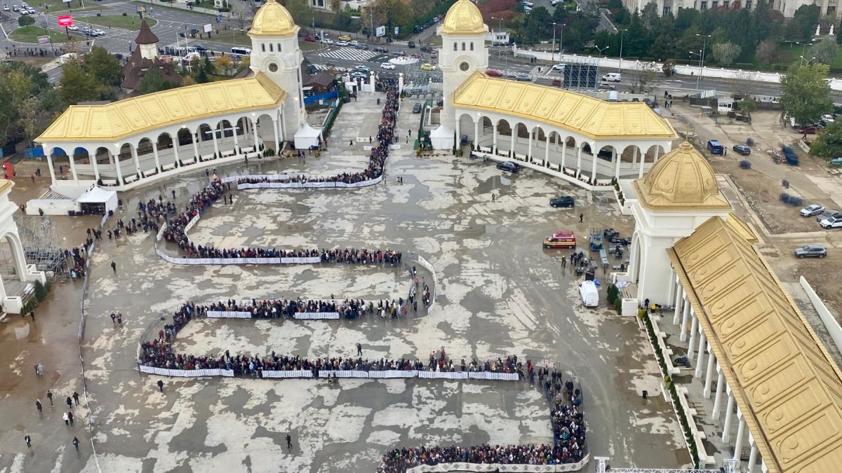 Coadă uriașă la Catedrala Națională din București: Se întinde până la Piața Constituției, oamenii așteaptă și opt ore ca să intre