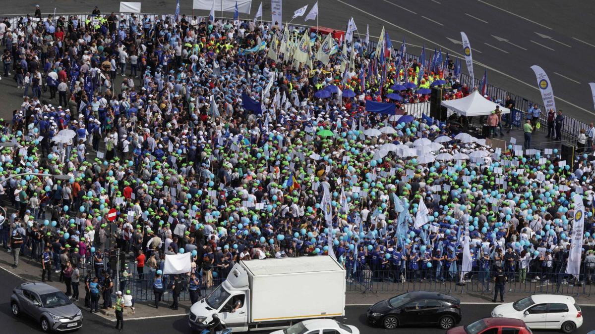 marile confederatii sindicale protesteaza in fata guvernului sunt asteptati 20 000 de oameni nemultumiti de salarii si austeritate