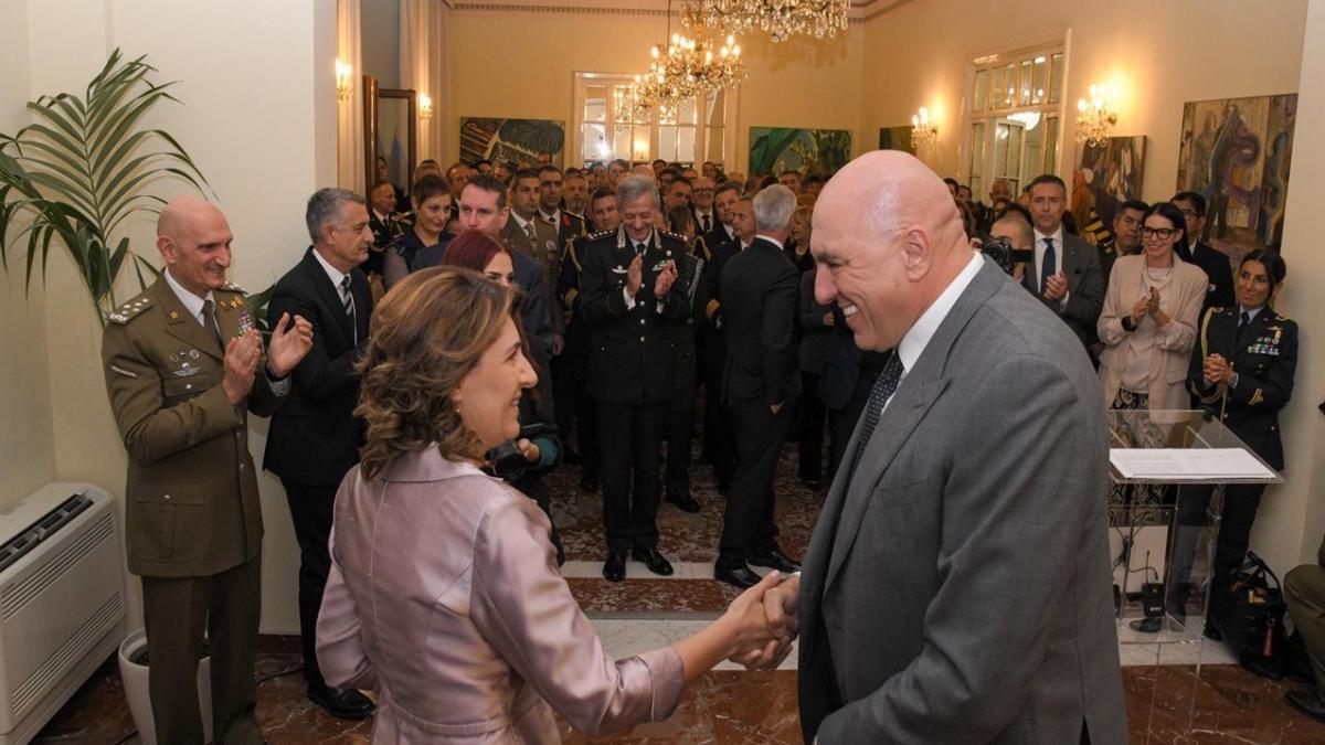 Ministrul Apărării din Italia a fost decorat de ambasadoarea României la Roma cu „Emblema de Onoare a Armatei Române”