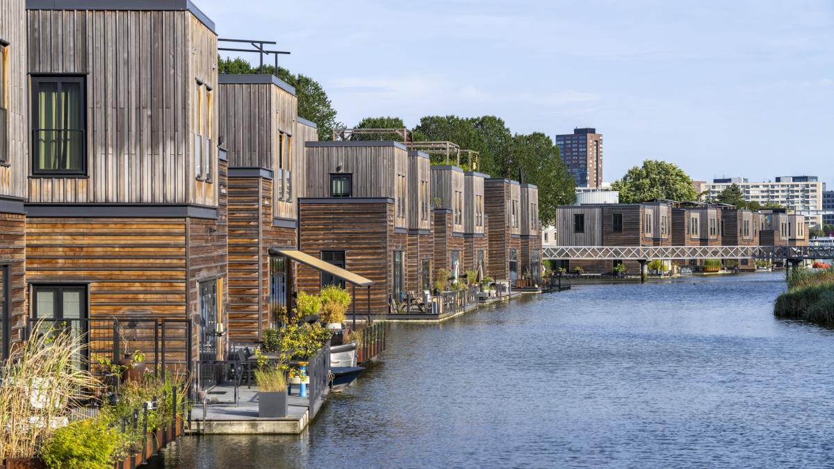 „Ne simțim protejați pentru că plutim”. De ce se mută olandezii în cartiere plutitoare