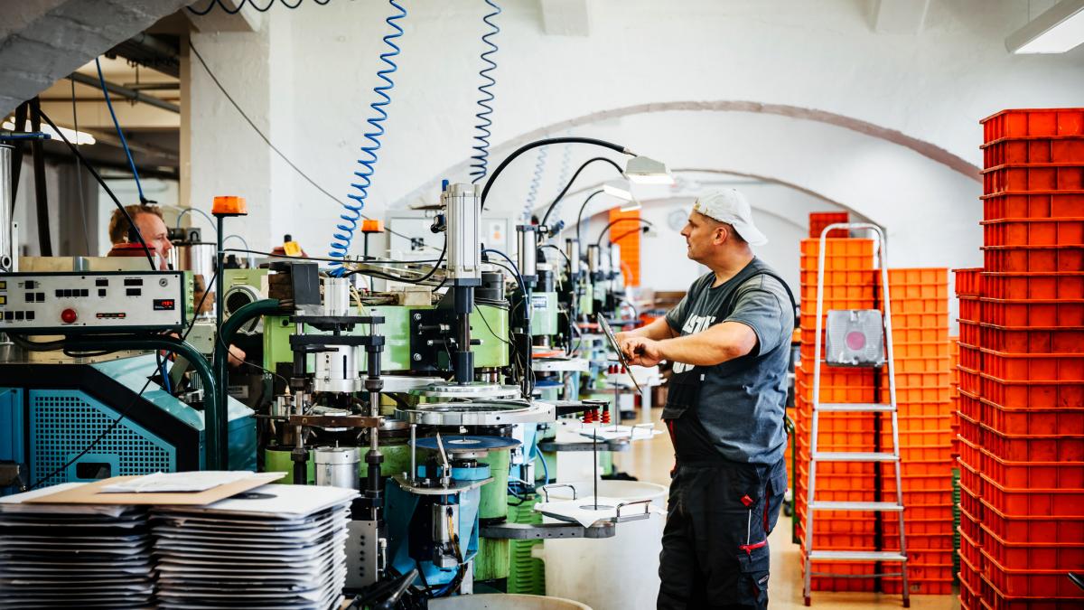 Peste 31.000 de locuri de muncă disponibile în România. Se caută meșteri și șoferi. Câteva sute de posturi libere și în țări din UE