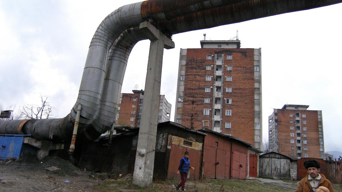 poluarea e mai mare ca oricand in valea jiului desi s au inchis minele localnicii ard haine si plasticuri pentru a face fata frigului