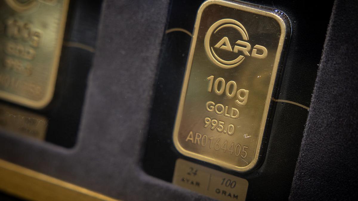 Rușii au adunat aur cât rezerva Spaniei. De la începutul războiului au cumpărat 282 de tone de lingouri, monede și bijuterii