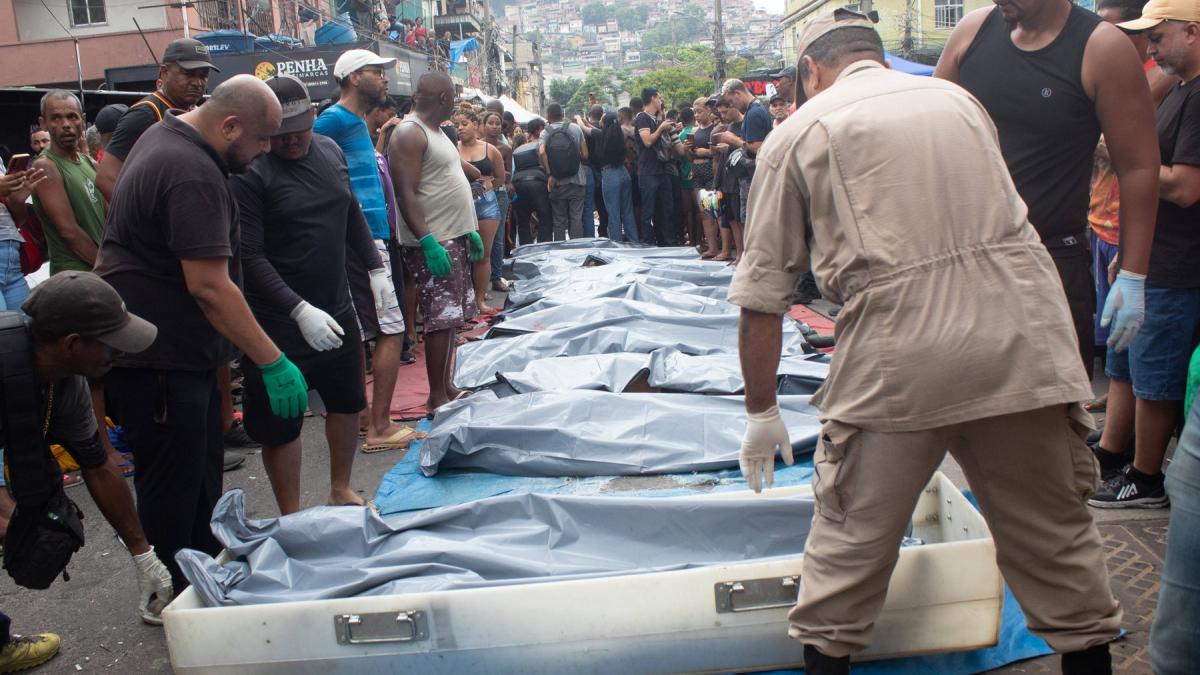 scene de razboi in brazilia intre politisti si traficanti cel putin 132 de morti in urma unui raid in favelele din rio
