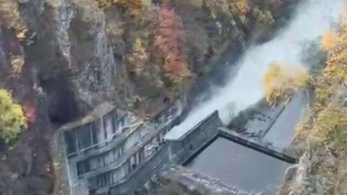 Se scoate apa din Barajul Vidraru, într-un exercițiu de deversare controlată. A fost emis mesaj RO-Alert