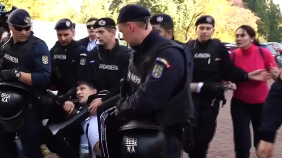 agitatorii lui calin georgescu s au incaierat cu jandarmii in fata tmb tocmai ii adusesera liderului lor o cusca cu porumbei albi