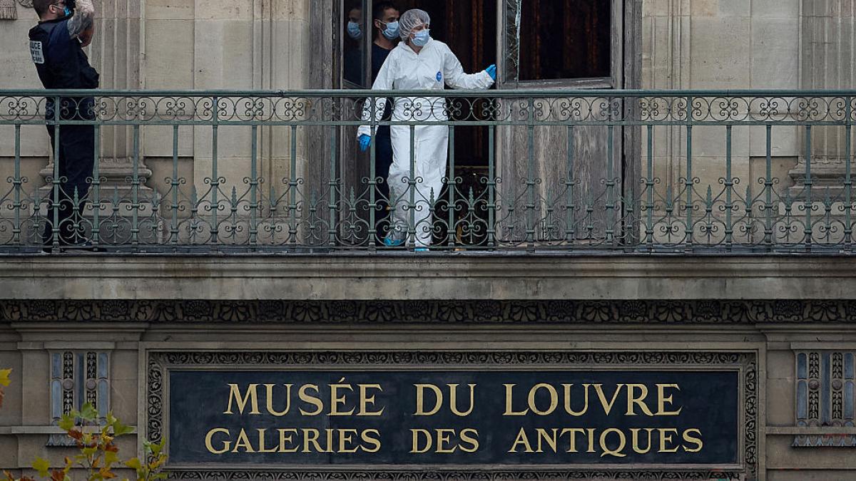 Cinci noi arestări în cazul jafului spectaculos de la Muzeul Luvru. ADN-ul unui suspect ar putea fi proba-cheie