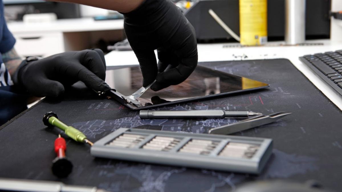 De ce aleg bucureștenii service-uri independente pentru MacBook: Rapiditate vs. proceduri oficiale