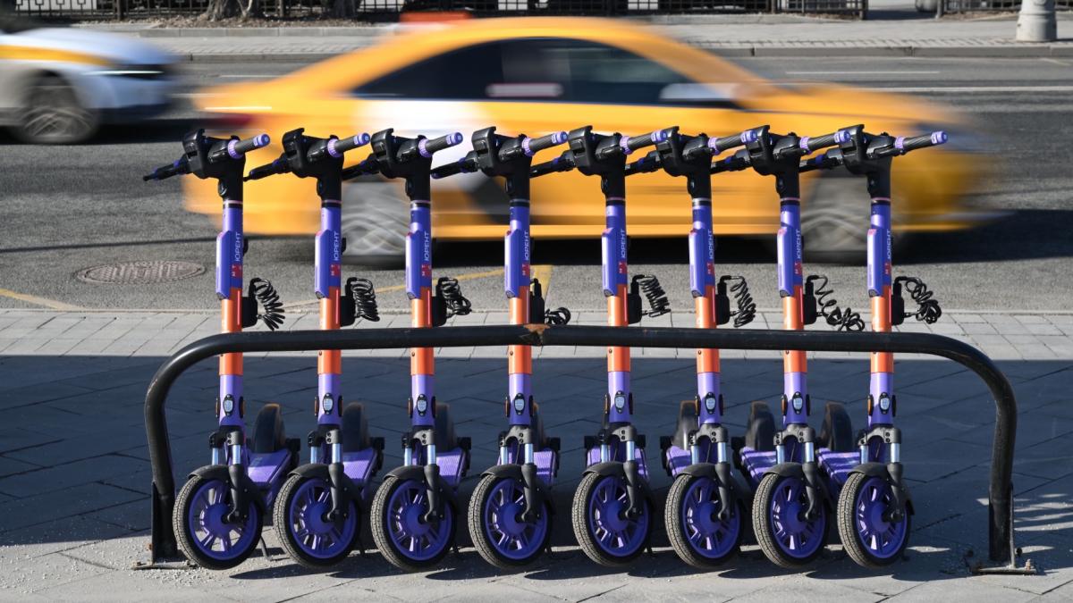 Încă un oraș din România interzice trotinetele electrice în mai multe zone. Ce amenzi riscă cei care nu respectă măsura