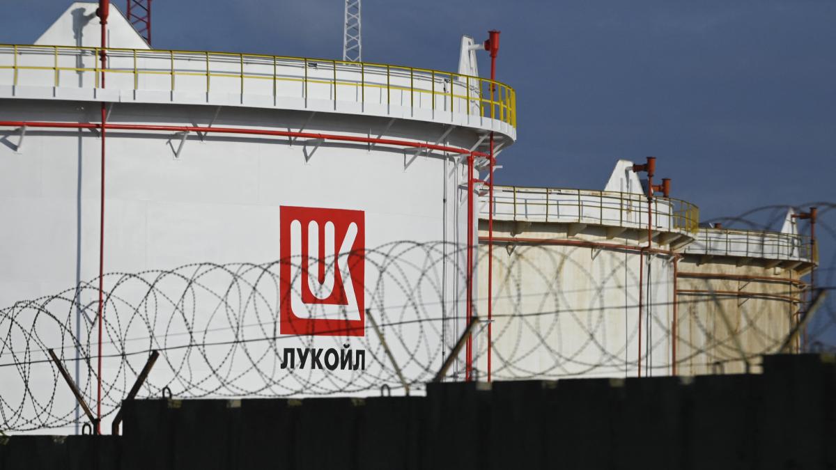 Lukoil își vinde operațiunile străine unei companii fondate de un oligarh rus prieten cu Putin. Ce se întâmplă cu activele din România