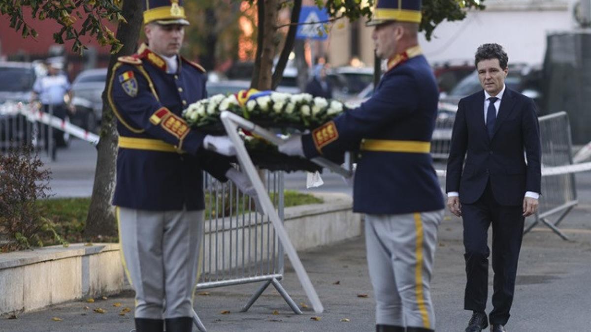 nicusor dan a depus o coroana de flori si a aprins o lumanare in memoria victimelor de la colectiv mesajul presedintelui